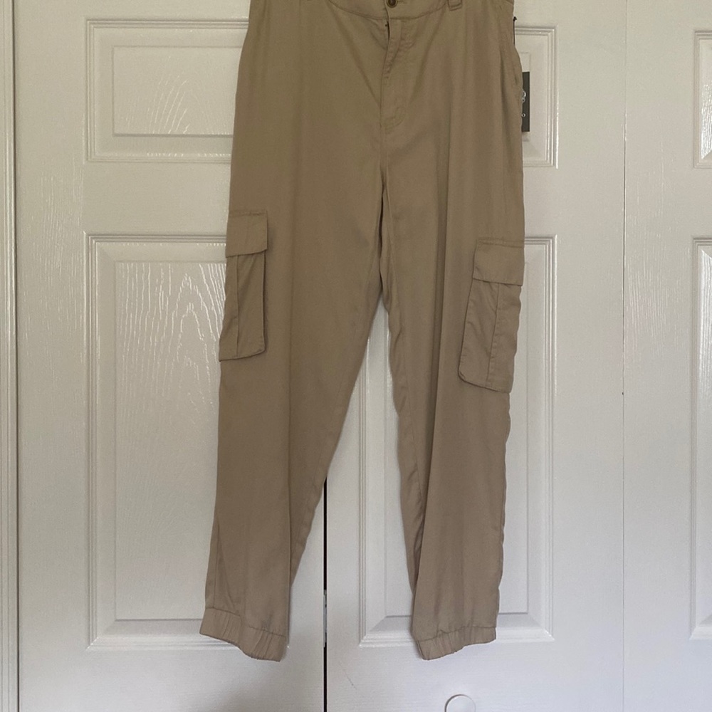 BNWT Vince Camuto Khaki Cargo Pants